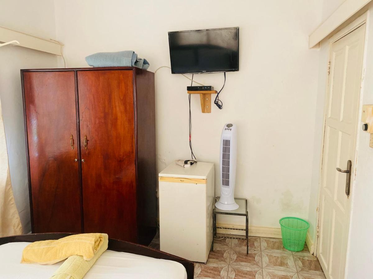 One World Village Guesthouse Bakau Exterior photo