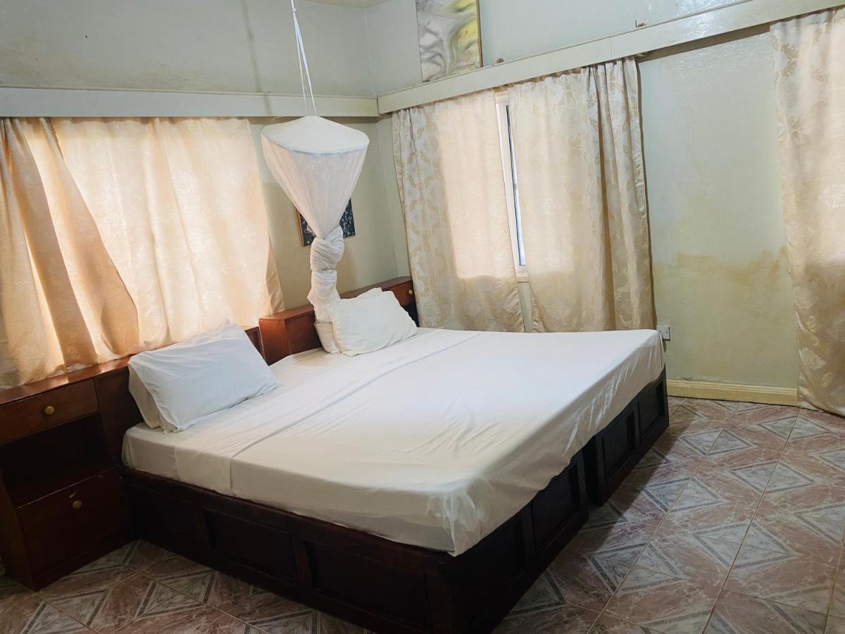 One World Village Guesthouse Bakau Exterior photo