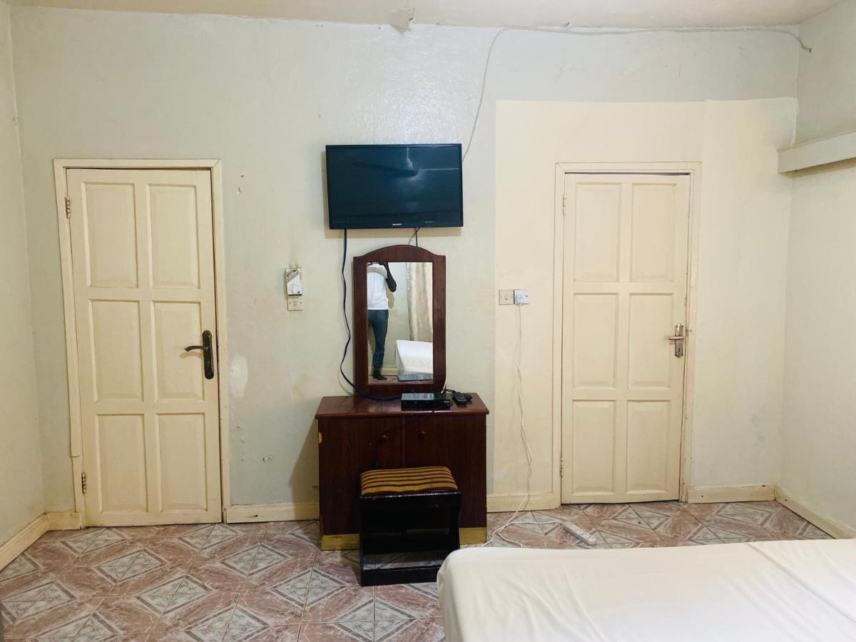One World Village Guesthouse Bakau Exterior photo